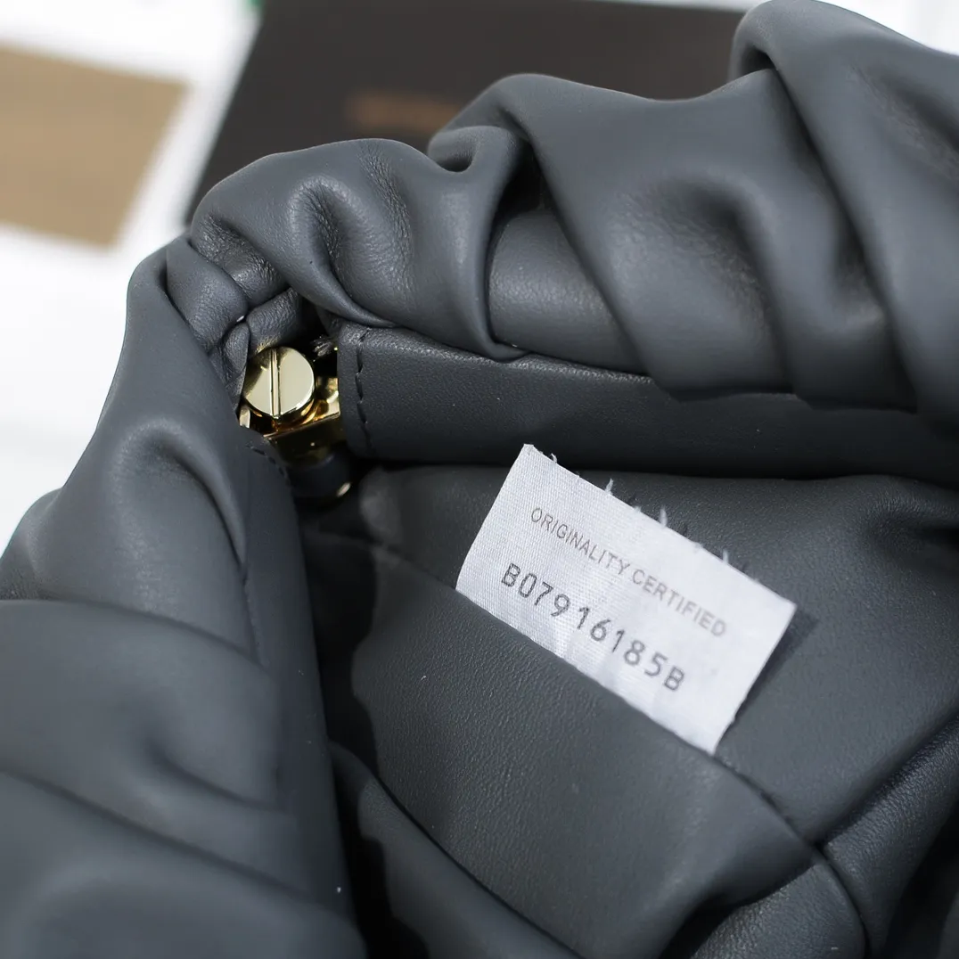 2020 new products will continue to upgrade the cloud bag to the вoттega veneтa chain cloud bag. It is still developed with imported original leather as standard. This hardware chain needs to be light on the upper body and can only be made of all-steel material. It is made of hollowed metal. You don’t have to worry about its weight. Major celebrity fashion bloggers have used it to attend fashion shows. Who can resist the charm of this large gold chain [smile] Style number: 6708# Size: 30*16*12